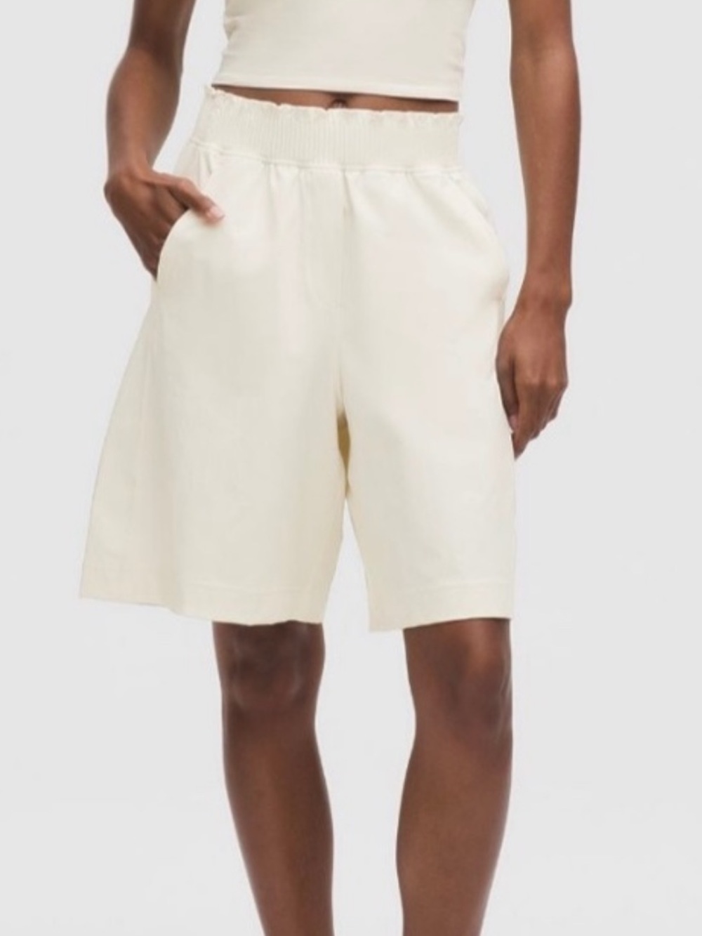 Lululemon Stretch Woven Ruffle-Waist High-Rise Shorts 9 in Light Ivory size XS